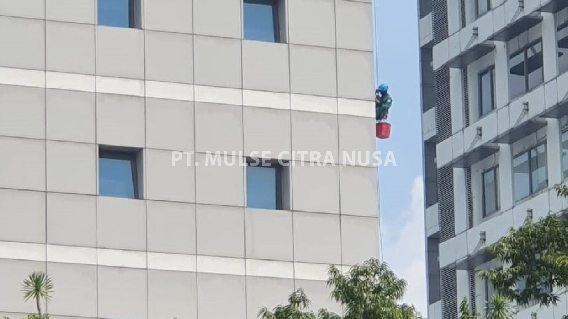 Pembersihan Dinding ACP Gedung