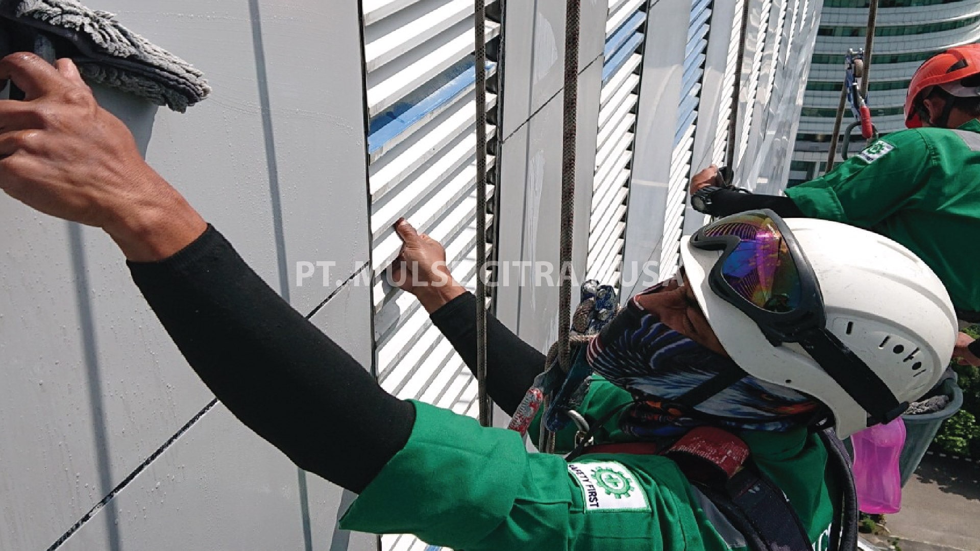 Pembersihan Dinding ACP Gedung
