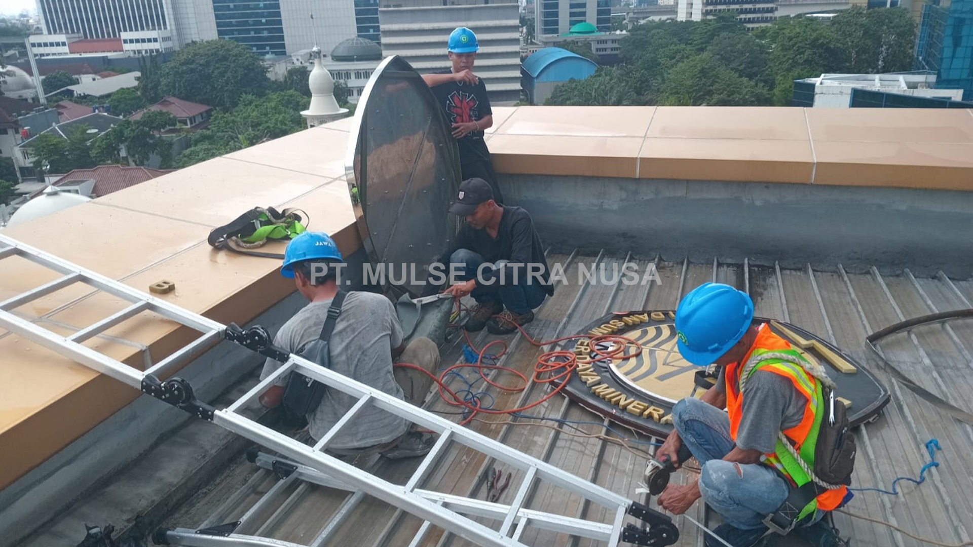Pemeliharaan Logo Signage Rooftop