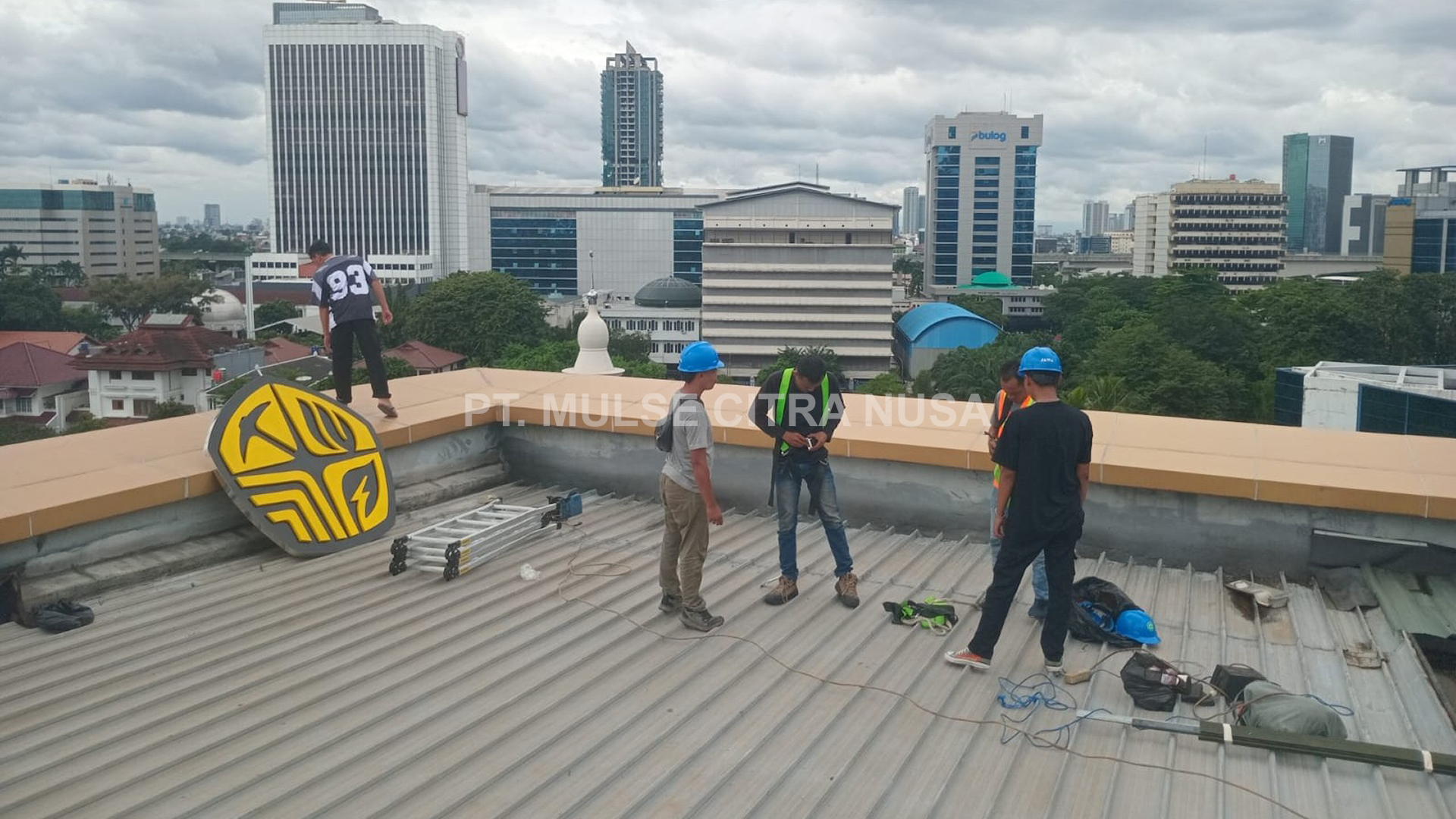 Pemeliharaan Logo Signage Rooftop