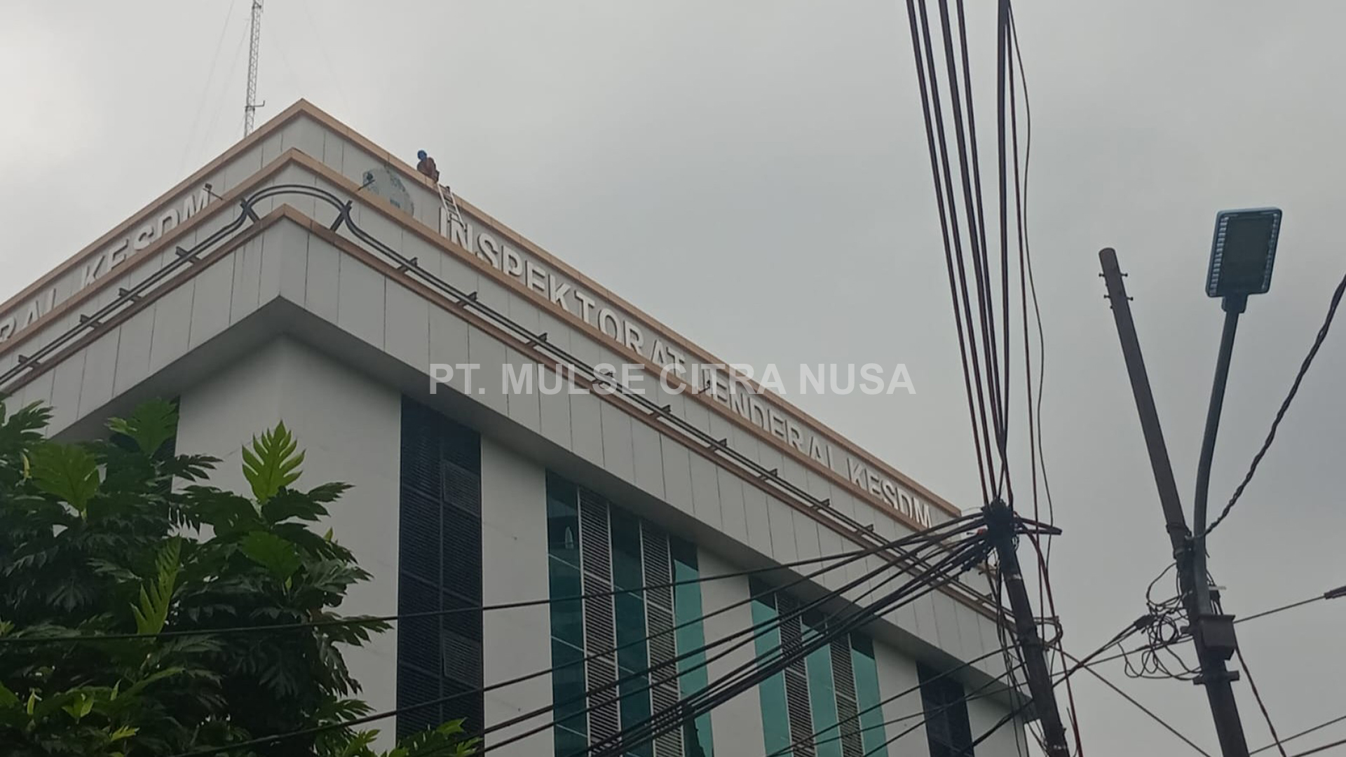 Pemeliharaan Logo Signage Rooftop