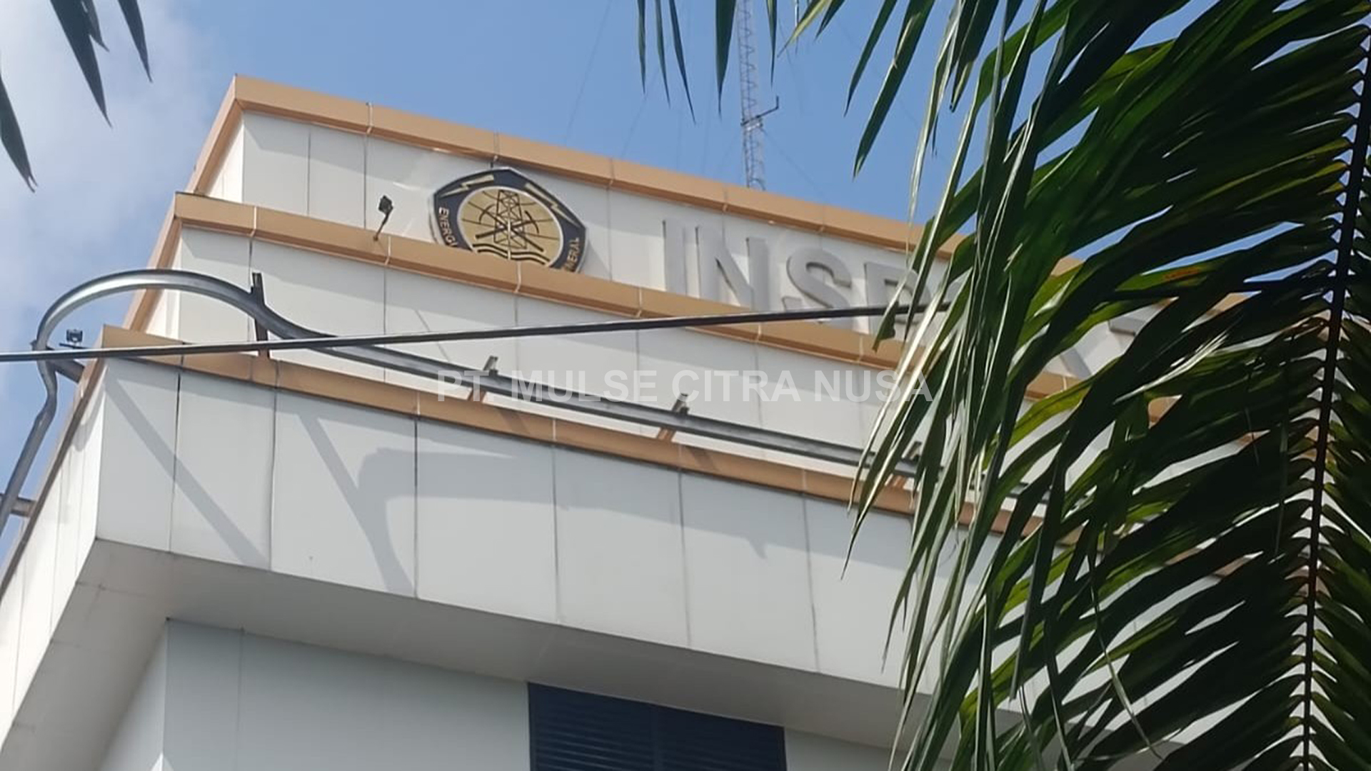 Pemeliharaan Logo Signage Rooftop