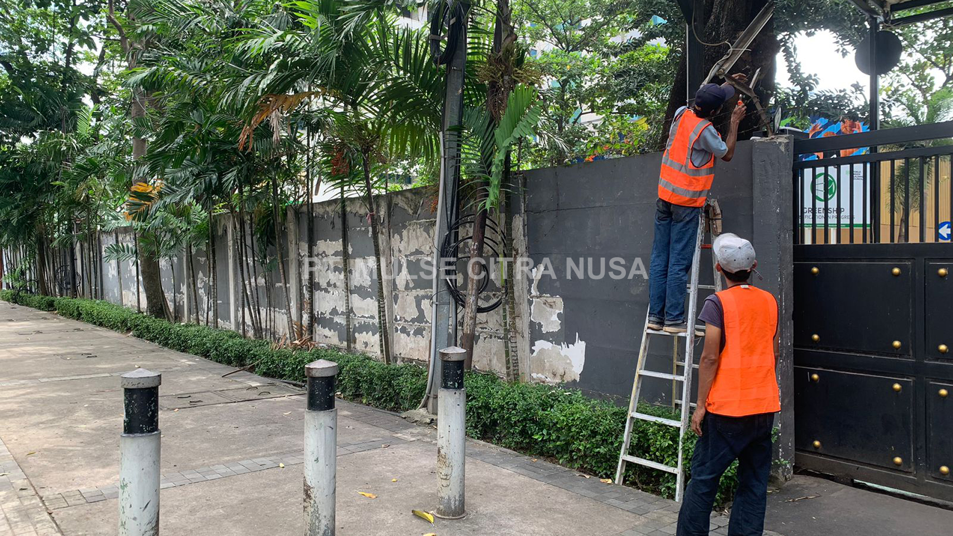 Pemasangan Kawat Berduri untuk Pagar