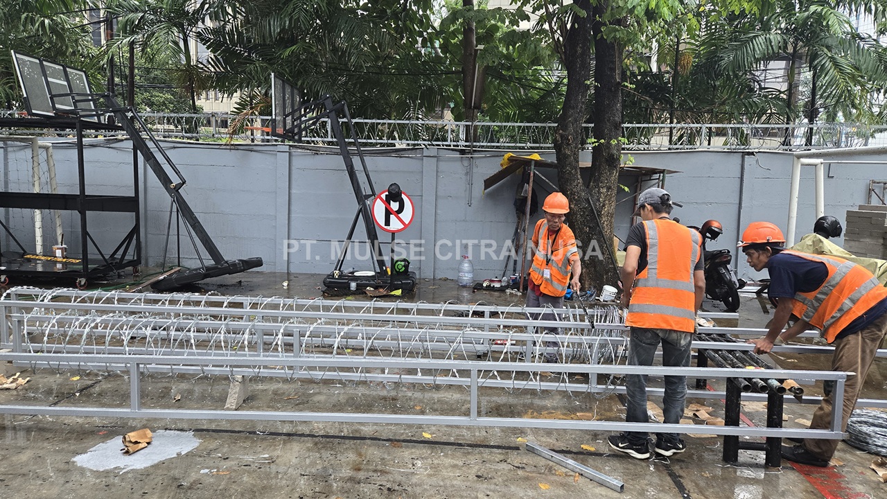 Pemasangan Kawat Berduri untuk Pagar