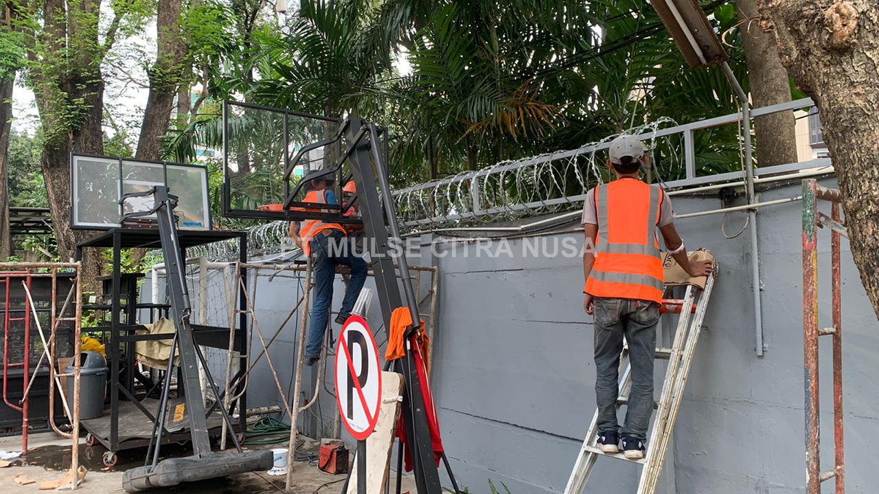 Pemasangan Kawat Berduri untuk Pagar