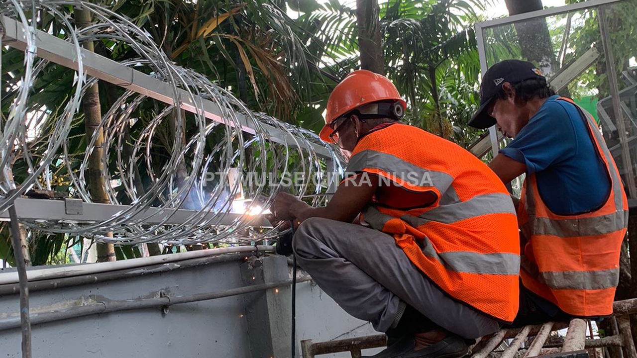 Pemasangan Kawat Berduri untuk Pagar